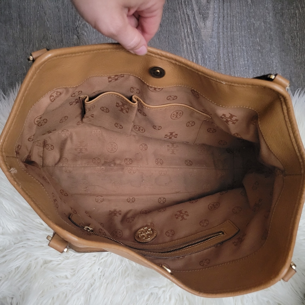 Tory Burch Amanda Easy Tote Bag in tan - Picture 7 of 16